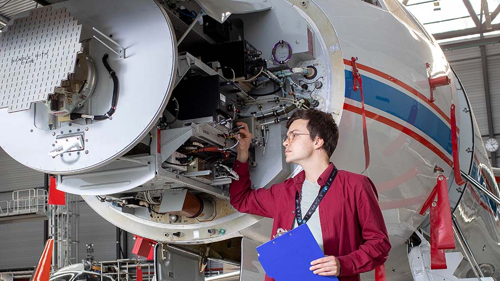 A scientist is working on a plane at the DLR in Braunschweig.